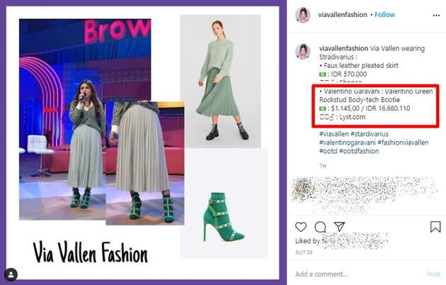 Pertama ada sebuah strap heels warna hijau yang begitu cantik dengan stud dari brand Valentino. Sepatu tersebut dijual dengan harga 16.650.110 rupiah.