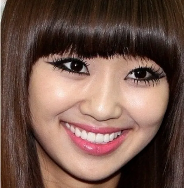 Hyorin eks Sistar juga punya riasan mata yang terlalu berlebihan di bagian eyeliner. Dengan senyum begini jadi kelihatan creepy.