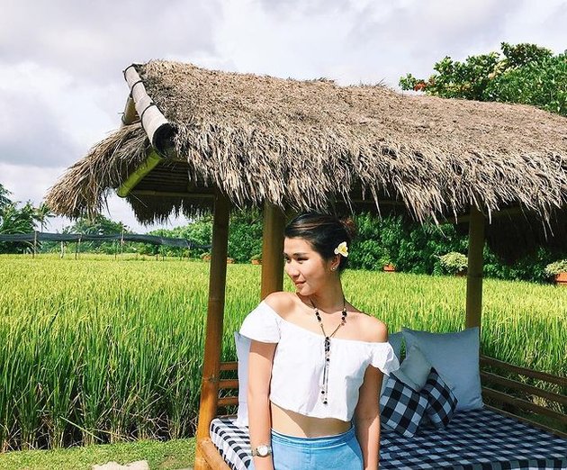 12 OOTD Christie During Vacation in Bali to America, Showcasing Chic to Feminine Fashion Sense