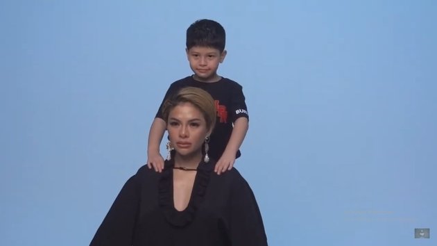 12 Photoshoots of Nikita Mirzani with Her Three Children, Stunning in High-Slit Dress Despite Being Sick