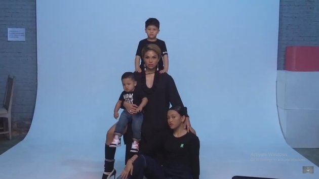 12 Photoshoots of Nikita Mirzani with Her Three Children, Stunning in High-Slit Dress Despite Being Sick