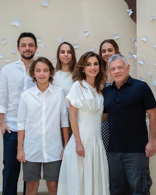 12 Beautiful Charms of Queen Rania, the Eternal Youthful Queen of Jordan Idolized by Netizens at the Age of Half a Century