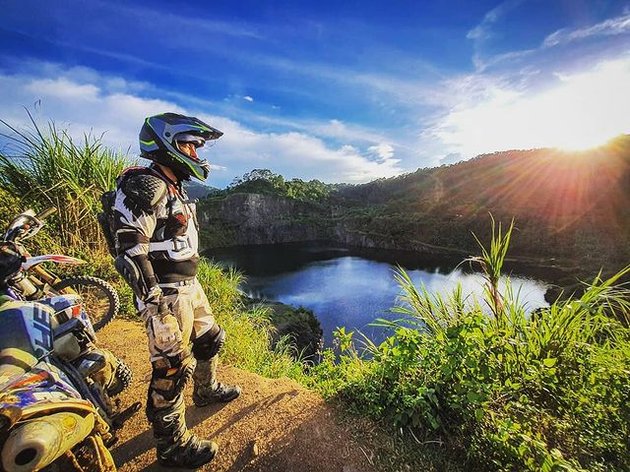 12 Pictures of Ari Wibowo who is Still So Active at the Age of 50, Shooting Practice to Riding Big Motorcycles Hobby!