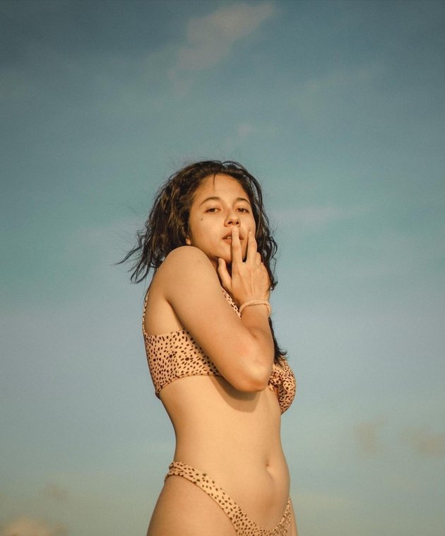 Sitha Marino merupakan artis muda dan cantik berusia 23 tahun. Pacar dari Bastian Steel ini tampil berani mengenakan bikini. Karier Sitha kini sedang naik daun, ia pernah bermain di film BALADA SI ROY.