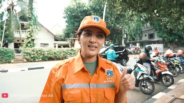 12 Photos of Ashanty as Orange Troops, Willing to Sweep the Streets in the Heat