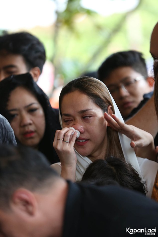 12 Photos of BCL at Ashraf Sinclair's Funeral, Unable to Hold Back Tears While Hugging Noah