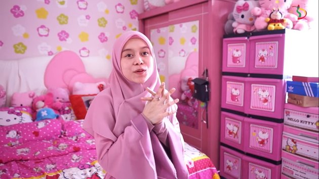 Seperti inilah potret kamar Lesti Kejora yang bernuansa pink mulai dari kasur, dinding, hingga lemari. Ada apa saja sih di kamar ini? 
