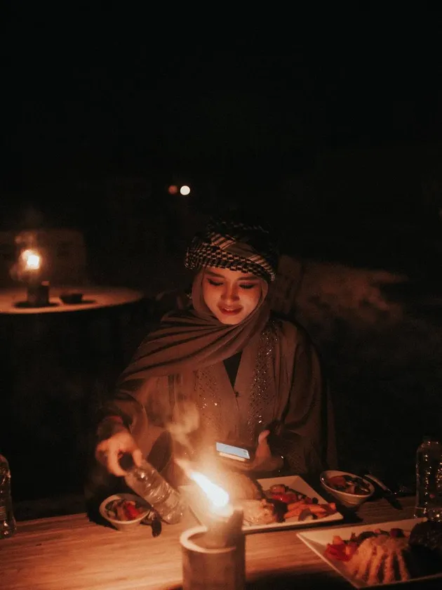 Potret Inara Rusli bagikan suasana malam saat di Gurun Sahara