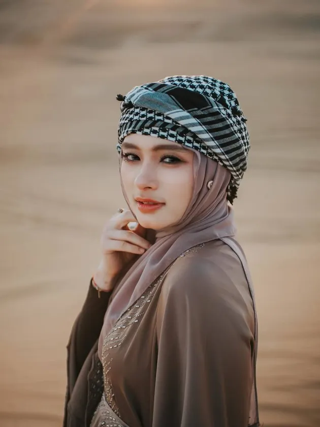 Pose Inara Rusli liburan di Gurun Sahara