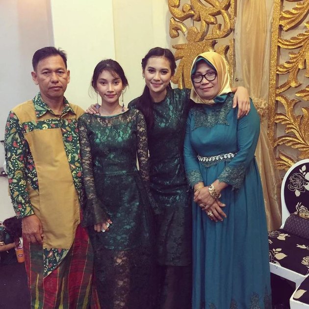 12 Beautiful Pictures of Indah Permatasari and Her Mother, Their Relationship is Said to be Cracked