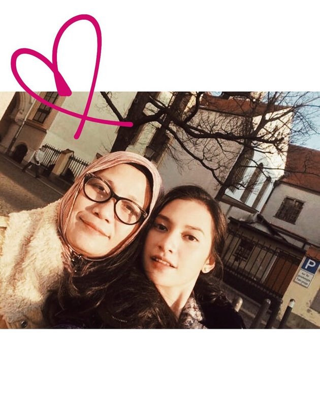 12 Beautiful Pictures of Indah Permatasari and Her Mother, Their Relationship is Said to be Cracked