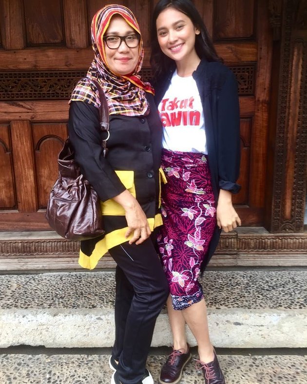 12 Beautiful Pictures of Indah Permatasari and Her Mother, Their Relationship is Said to be Cracked