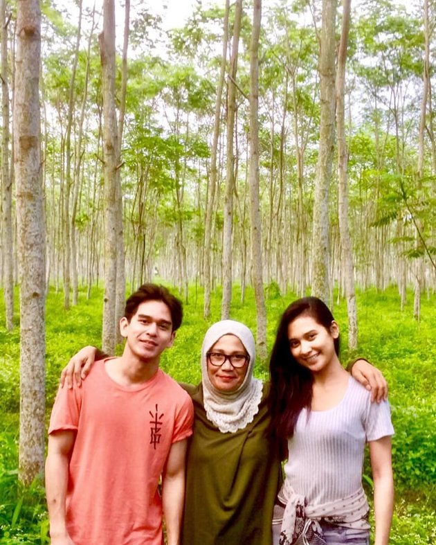 12 Beautiful Pictures of Indah Permatasari and Her Mother, Their Relationship is Said to be Cracked