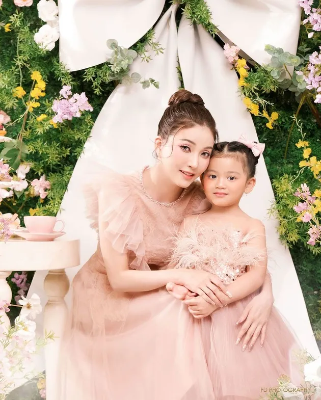 Sarwendah foto keluarga, anak-anak Sarwendah