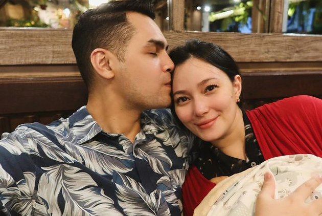 Sudah 8 tahun menjalin hubungan rumah tangga, pasangan Jonas Rivanno dan Asmirandah sampai sekarang tetap begitu harmonis dan mesra banget!