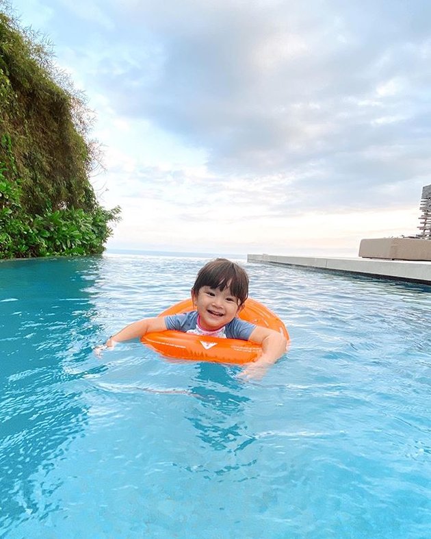 12 Photos of Franda and Samuel Zylgwyn's Vacation in Bali, Had a Cute Photoshoot with Vechia!