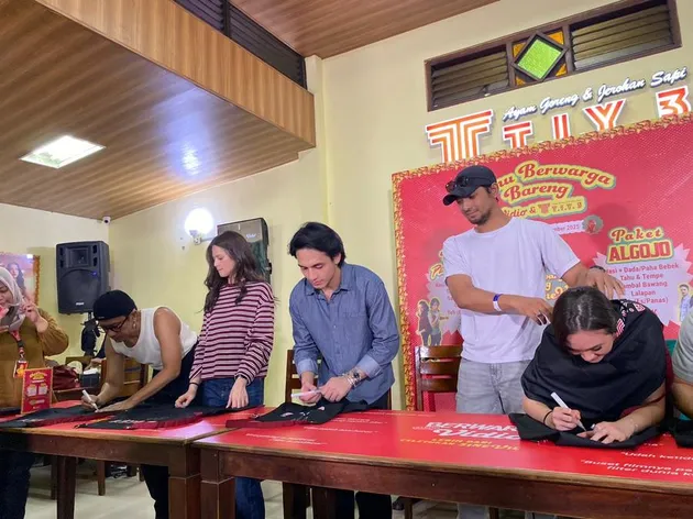 Potret tanda tangan pemain PERTARUHAN THE SERIES 3 dan ALGOJO