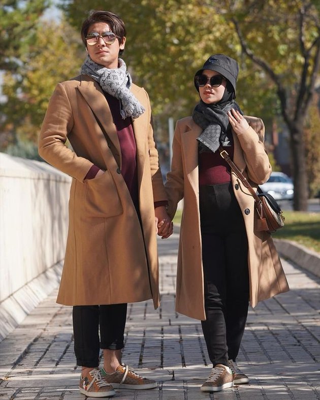 Seperti inilah potret babymoon romantis Rizky Billar dan Lesti di Turki. Berpose candid, pasangan ini terlihat begitu serasi dengan outfit couple mulai dari scarf, baju, hingga sepatunya.
