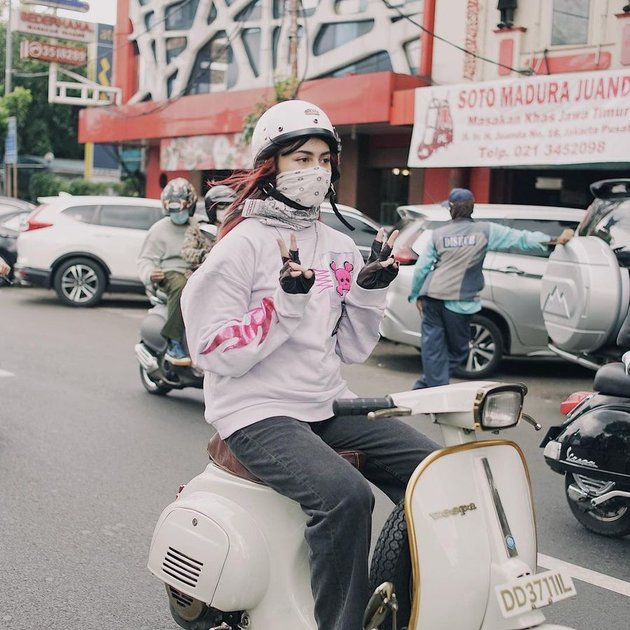 12 Photos of Sintya Marisca with her Beloved Vespa, Says It Gives Her a Unique Sensation When Riding - Already Traveled Around Indonesia