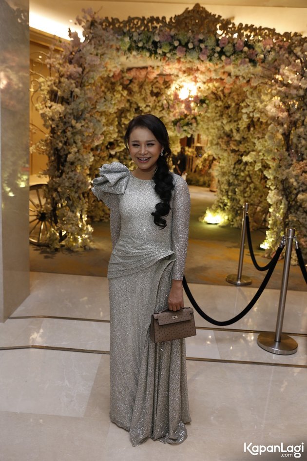 12 Portraits of Guests at Ria Ricis and Teuku Ryan's Wedding Reception, Titi Kamal Wearing a Red Dress - Nissa Sabyan Comes with Ayus