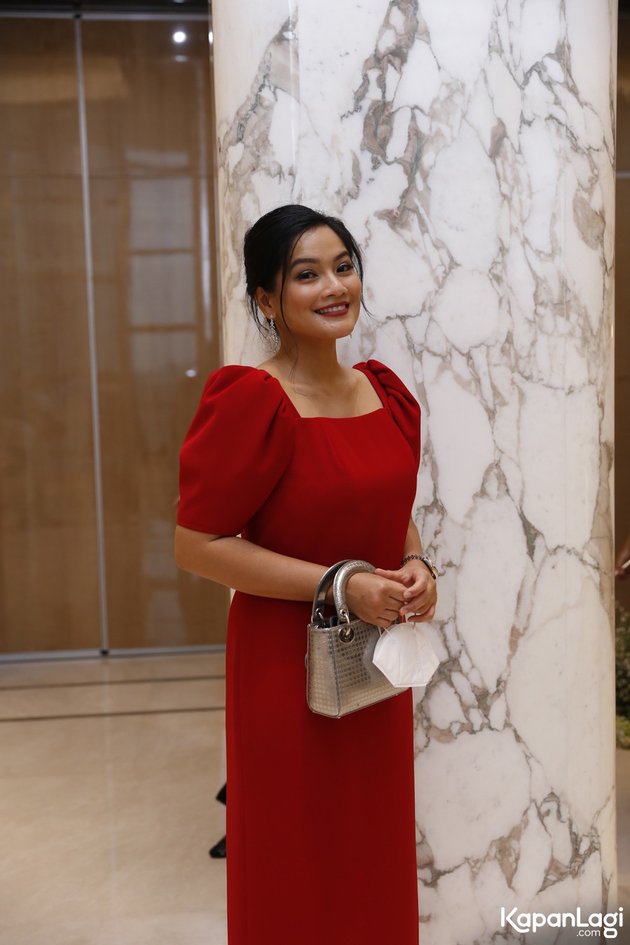 12 Portraits of Guests at Ria Ricis and Teuku Ryan's Wedding Reception, Titi Kamal Wearing a Red Dress - Nissa Sabyan Comes with Ayus