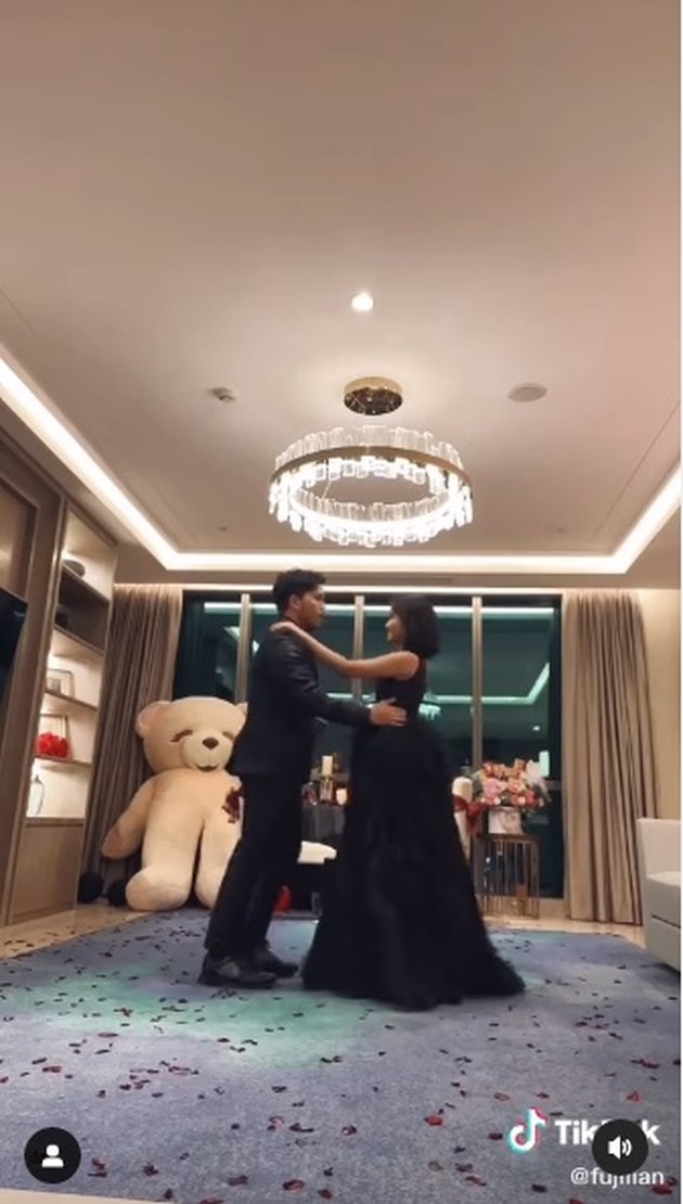 12 Pictures of Thariq Halilintar and Fuji Being Super Romantic on Valentine's Day, Having Dinner with Ayank - Dancing and Looking Very Elegant