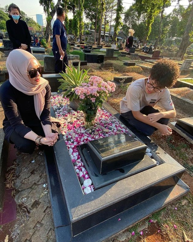 12 Years Have Passed, Here are 8 Portraits of Adjie Massaid's Love Letters to Angelina Sondakh that Have Just Been Revealed - Always Coming with a Bouquet of Flowers