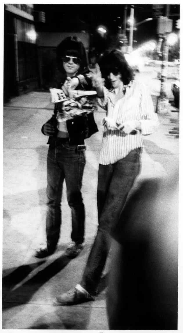 Inilah momen ketika Dee Dee dan Joey dari Ramones tiba di CBGB pada tahun 1977.