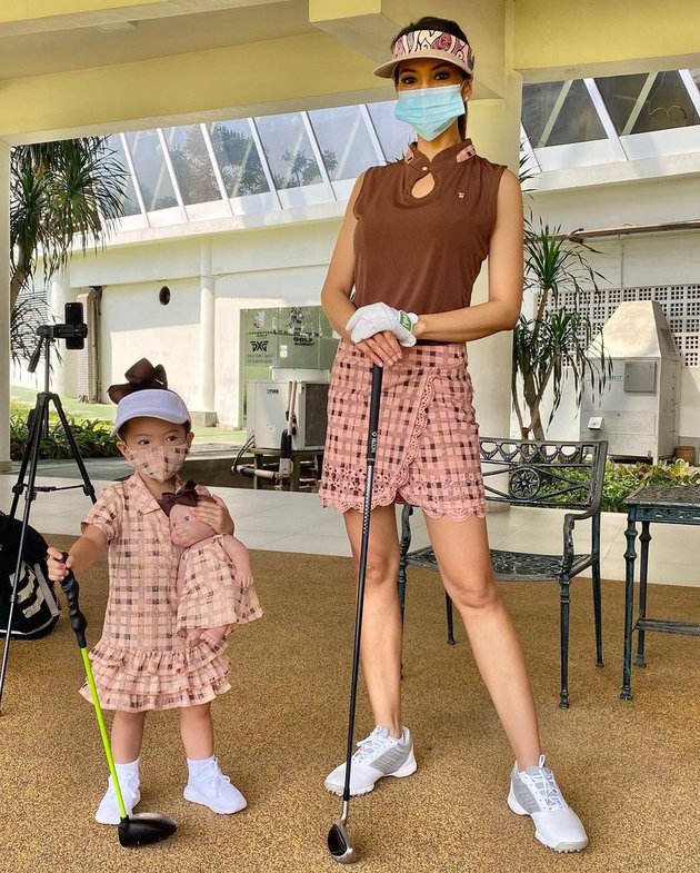 13 Photos of Farah Quinn Twinning Outfits with Her Daughter and Doll, Wearing Dresses and Bikinis