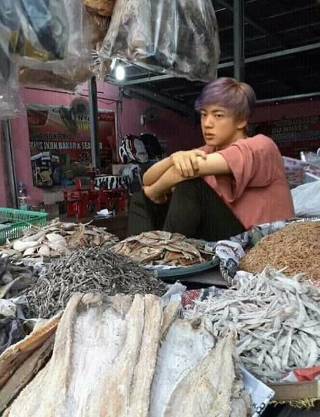 13 Hilarious Photos of BTS as Sellers in the Market: Sad Faces, Selling Rice, and Opening a Warung!
