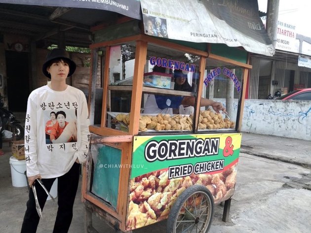 13 Hilarious Photos of BTS as Sellers in the Market: Sad Faces, Selling Rice, and Opening a Warung!