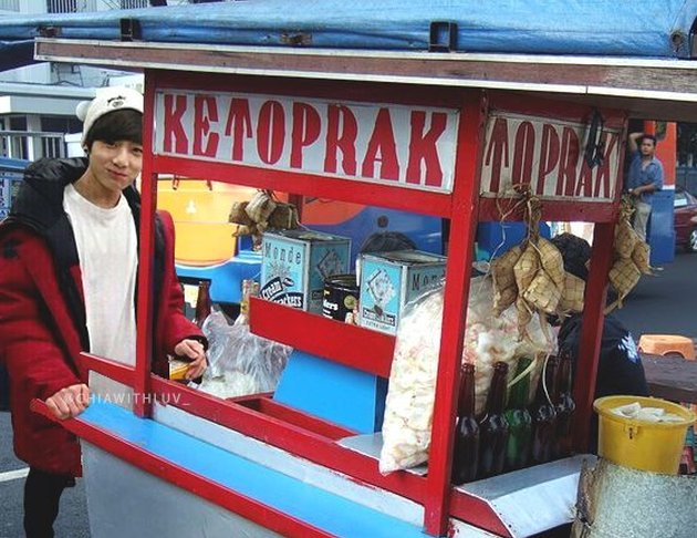 13 Hilarious Photos of BTS as Sellers in the Market: Sad Faces, Selling Rice, and Opening a Warung!