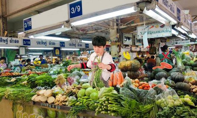 13 Hilarious Photos of BTS as Sellers in the Market: Sad Faces, Selling Rice, and Opening a Warung!