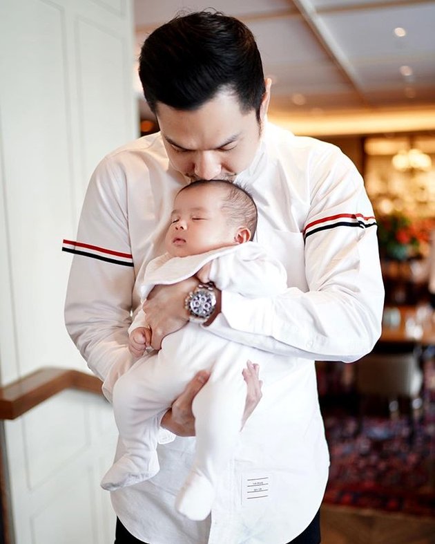 13 Photos of Mikhael Moeis' Baptism, Son of Sandra Dewi, All in White and Full of Laughter