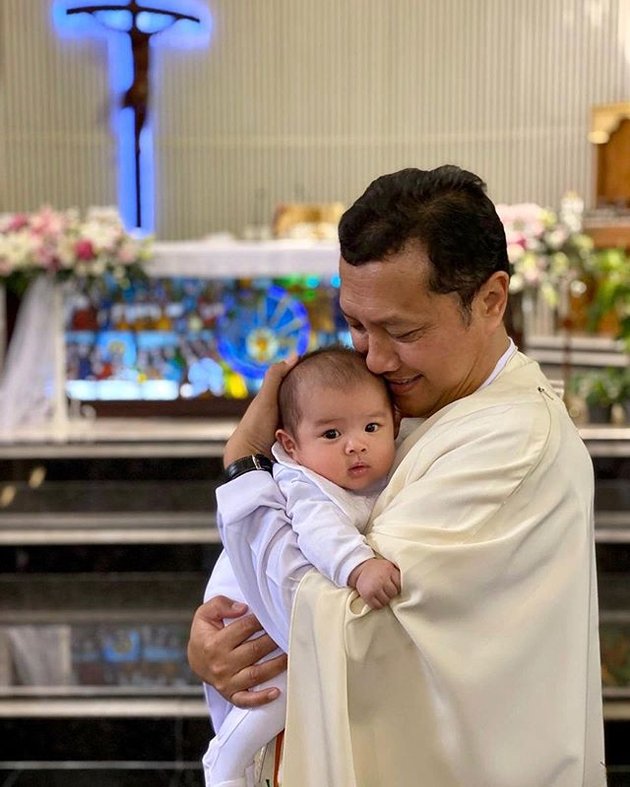 13 Photos of Mikhael Moeis' Baptism, Son of Sandra Dewi, All in White and Full of Laughter