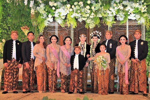 13 Photos of Kartika, Krisdayanti's Sister's Wedding Party, Magnificent with Javanese Customs