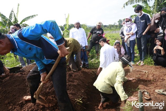 13 Portraits of Hanna Kirana's Funeral, Unstoppable Family Tears - Ilyas Bachtiar Reveals the Deceased's Final Message