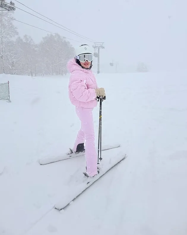 Shandy Aulia di Niseko, Jepang