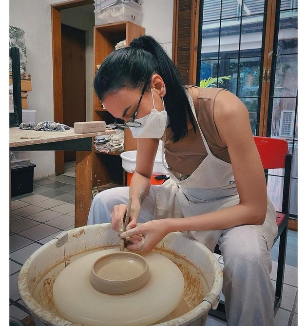 13 Pictures of Sophia Latjuba and Eva Celia's Pottery Art Studio, Simple and Dominated by Wood Tones