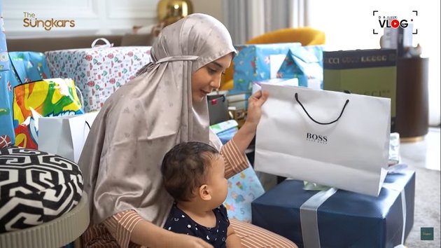 13 Portraits of Zaskia Sungkar Unboxing Aqiqah Baby Ukkasya's Gifts, All Branded and Expensive Items