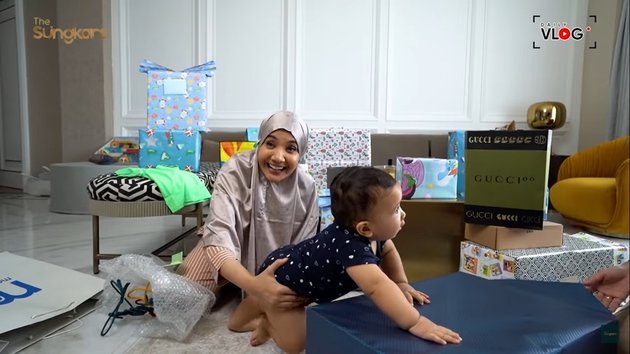 13 Portraits of Zaskia Sungkar Unboxing Aqiqah Baby Ukkasya's Gifts, All Branded and Expensive Items