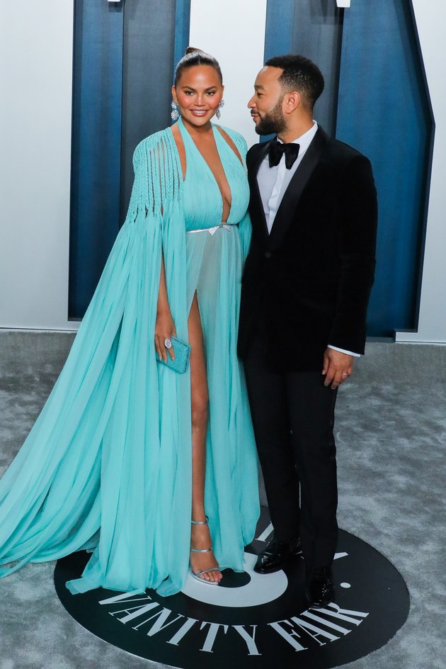 14 Photos of Hollywood Artists at the After Party Oscar 2020, Body Killer Kylie Jenner - Behati Prinsloo Holds Hands Affectionately with Adam Levine