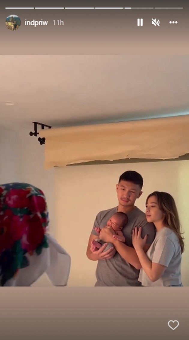 14 Photos of Nikita Willy & Indra Priawan Caring for Baby Izz Without a Nanny, Young Mom and Dad Ready to Go!