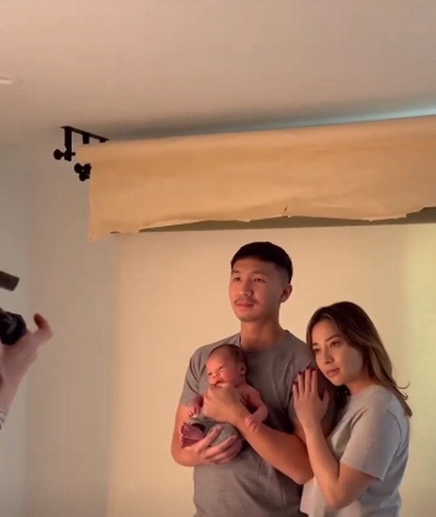 14 Photos of Nikita Willy & Indra Priawan Caring for Baby Izz Without a Nanny, Young Mom and Dad Ready to Go!