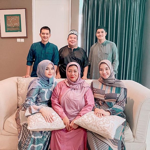 14 Photos of Indonesian Celebrity Idul Adha Celebration, Gathering with Family - Eid Prayer at Home