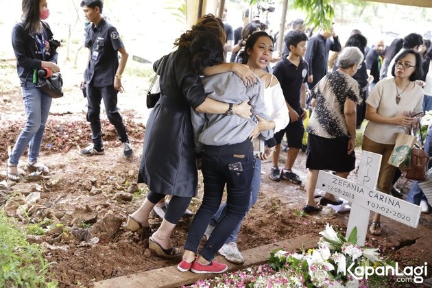 14 Photos of the Emotional Atmosphere of Zefania Carina's Funeral, Decorated with Family's Tears - Karen Idol Fainted