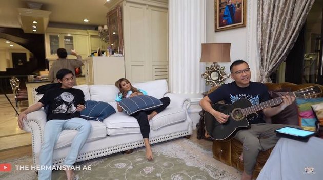 14 Teuku Rassya's Closeness with Aurel Hermansyah's Family, Sleeping in the Same Room with Seven People