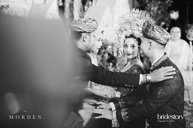 14 Sweet Moments at Nikita Willy & Indra Priawan's Wedding, Showing Off the Ring - Sungkeman Procession