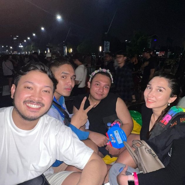 14 Photos of Celebrities Watching Coldplay Concert at GBK Jakarta, Valencia Tanoe Dares to Attend Despite Being 8 Months Pregnant - Ayu Ting Ting to Hesti Look Beautiful Together