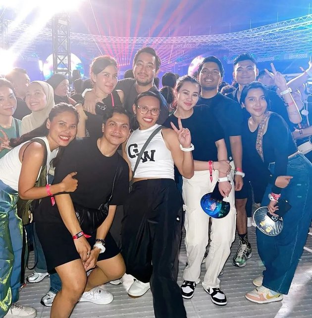14 Photos of Celebrities Watching Coldplay Concert at GBK Jakarta, Valencia Tanoe Dares to Attend Despite Being 8 Months Pregnant - Ayu Ting Ting to Hesti Look Beautiful Together